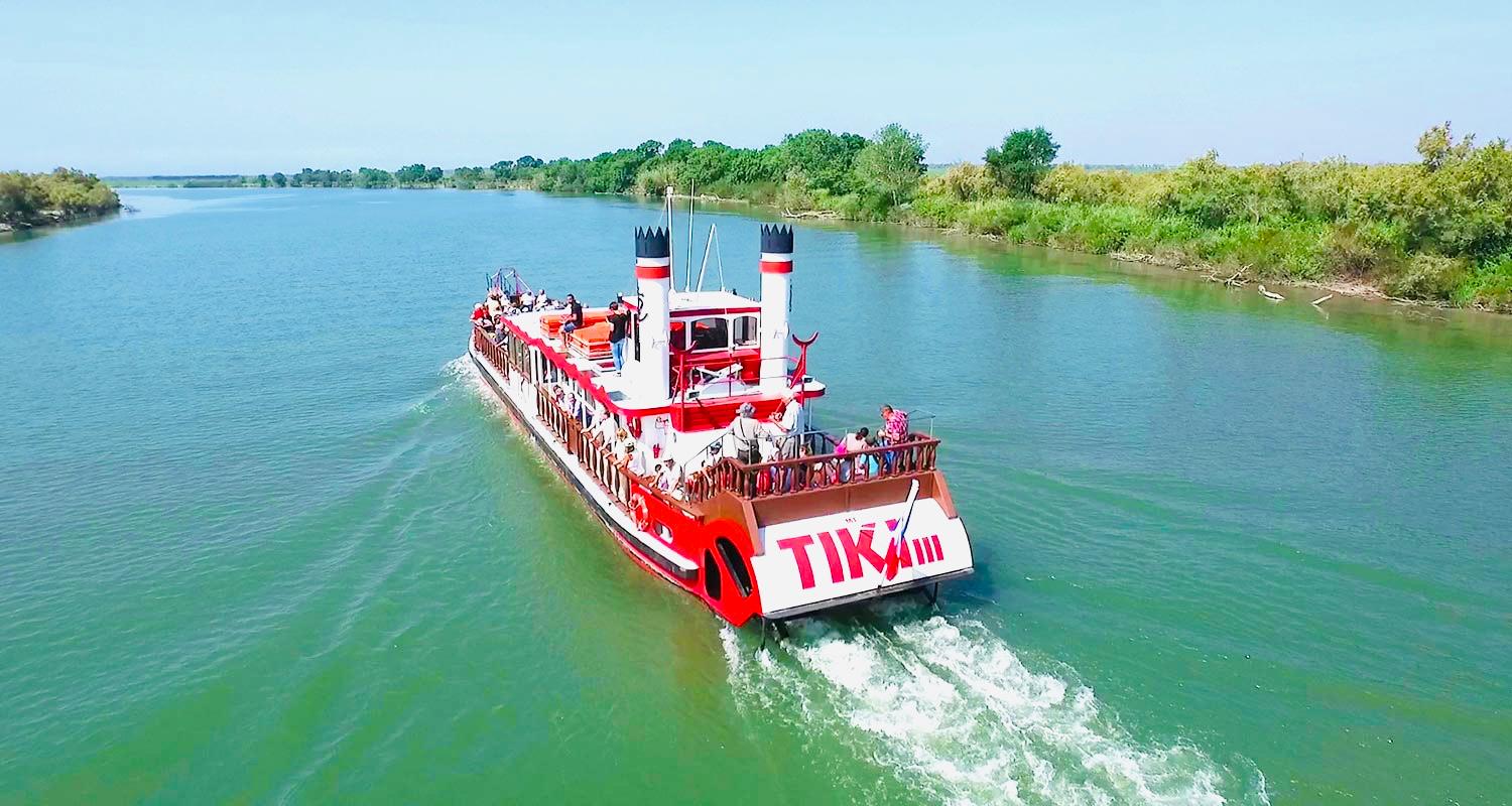 Ausflugsschiff Tiki III auf dem Petit Rhône in der Camargue mit grünen Ufern