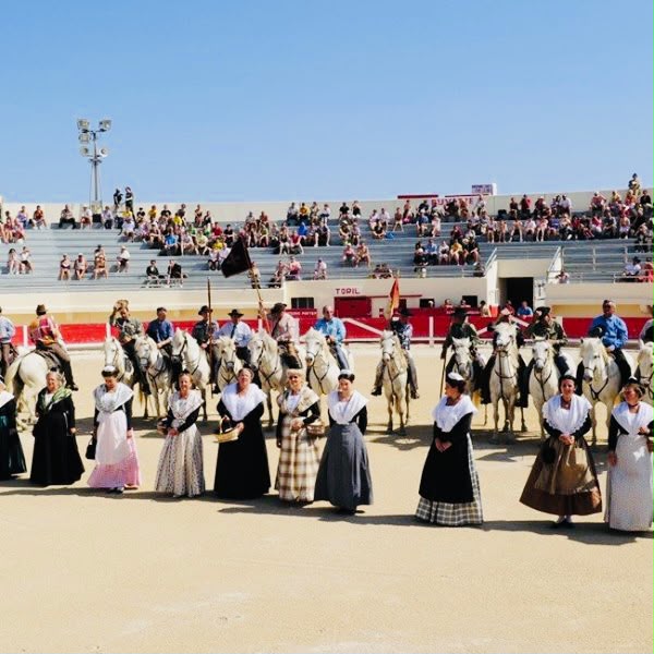 Arena von Saintes-Maries-de-la-Mer, weiße Rundarchitektur unter blauem Himmel